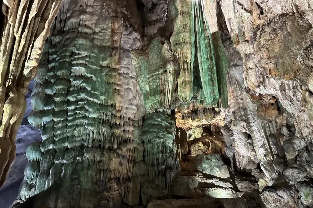 נטיפים במערת פונג נה