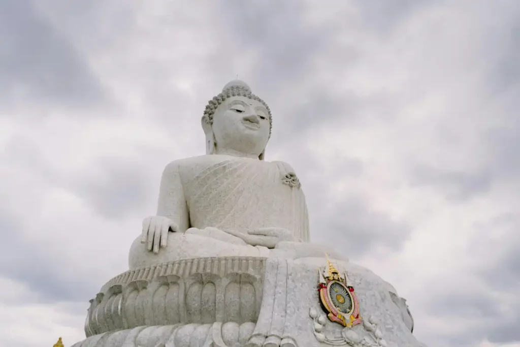 פסל בודהה לבן בפאי תאילנד