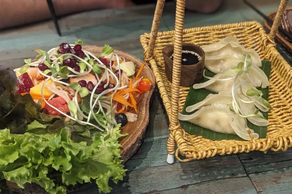 המלצות אוכל בבנגקוק: גיוזה וסלט